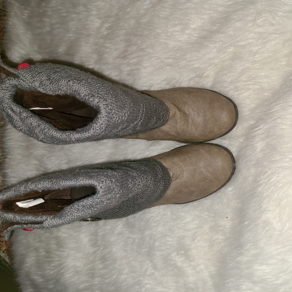 Muk Luks Size 10 Tan Faux Leather Gray Knit Upper - Picture 3 of 11